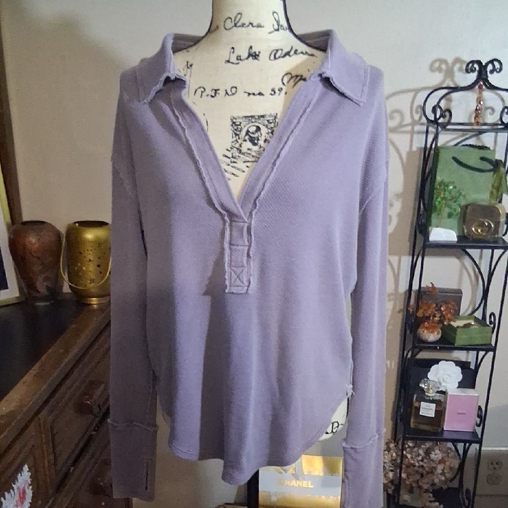 Free People We The Free Lavender Women's Collared VNeck Top Size Small
